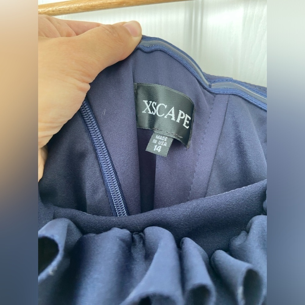 Xscape Women's Long Crepe Over-The-Shoulder Ruffle Gown Navy size 14 NWT - Picture 5 of 7